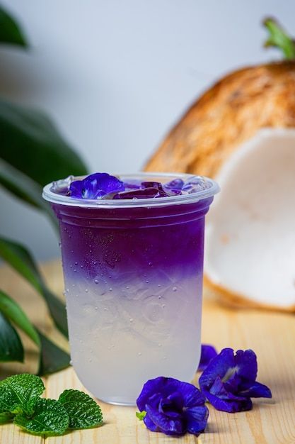 Photo Butterfly, Ice Drink, Butterfly Pea Flower Tea, Aesthetic Drinks, About Butterfly, Soda Drink, Juice Ice, Coconut Drinks, Blue Drinks