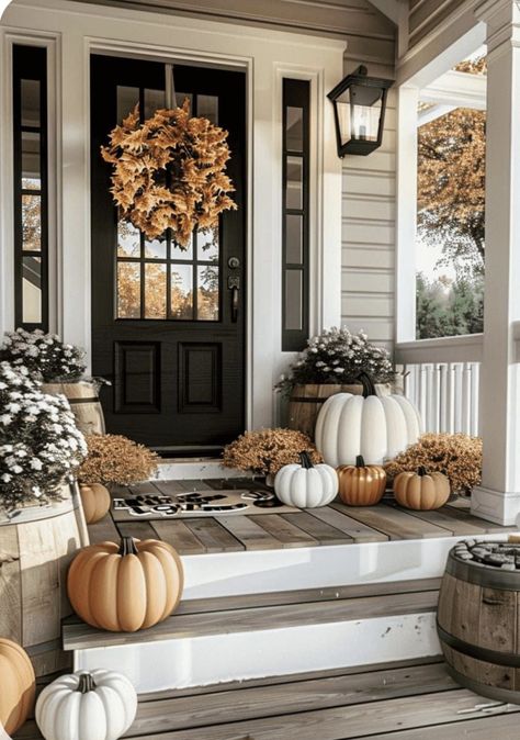 Small Fall Porch, Porch Fall Decorating Ideas, Porch Fall Decor, Halloween Entryway, Fall Front Porch Decor Ideas, Porch Pumpkins, Fall Front Porch Decor, Fall Thanksgiving Decor, Small Front Porches