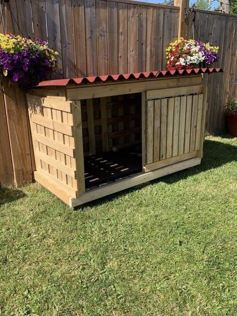 Dog House Diy Outdoor, Large Dog House Plans, Outside Dog Houses, Big Dog House, Pallet Dog House, Dog Kennel Designs, Build A Dog House, Wooden Dog House, Diy Dog Kennel