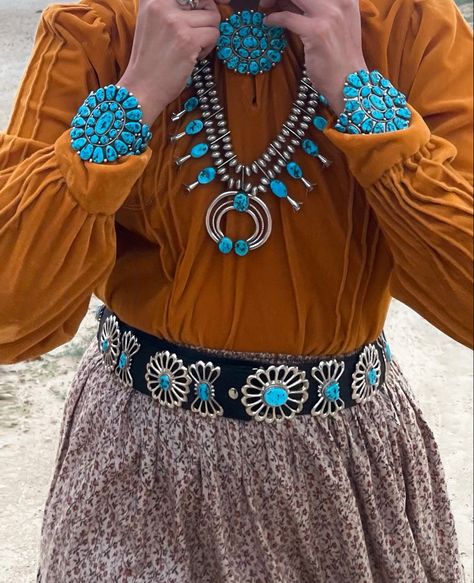 navajo jewlery|squash blossom|concho belts|fall outfit|native american|turquoise|old style navajo|navajo pinterest|navajo traditional ourfit|silver jewelry|native american jewlery Navajo Concho Belt, Navajo Clothing Traditional, Navajo Regalia, Navajo Outfits, Navajo Fashion, Modern Native American Fashion, Navajo Aesthetic, Native American Style, Native American Queen