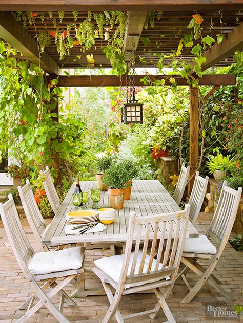 Create an inspiring and comfortable outdoor living space with these amazing decorating ideas. You can turn your patio, deck, or porch into a retreat that is just as comfortable as your indoor rooms. We’ll even show you how to do so on a budget. Terrasse Med Tak, Building A Pergola, Pergola Lighting, Pergola Design, Dining Table And Chairs, Backyard Pergola, Have Inspiration, Pergola Kits, Pergola Plans