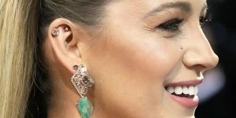 Piercings de Blake Lively Blake Lively Piercings, Blake Lively Earrings, Celebrity Piercings Ears, Blake Lively Jewelry, Blake Lively Ear Piercing, Dan Gossip Girl, Celebrity Ear Piercings, Celebrity Piercings, Flat Piercing