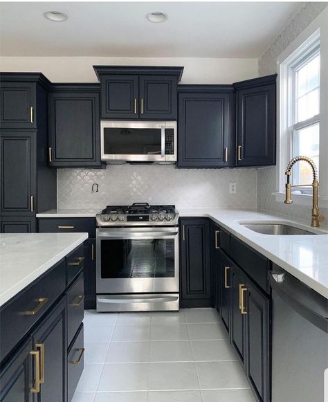 Kitchen Ideas Black And Gold, Black Kitchen Tables, Black Kitchen Walls, Black Kitchen Tiles, Kitchen Countertops Black, Kitchen Lighting Black, Black White And Gold Kitchen, Kitchen Appliances Black, Black Kitchen Lighting