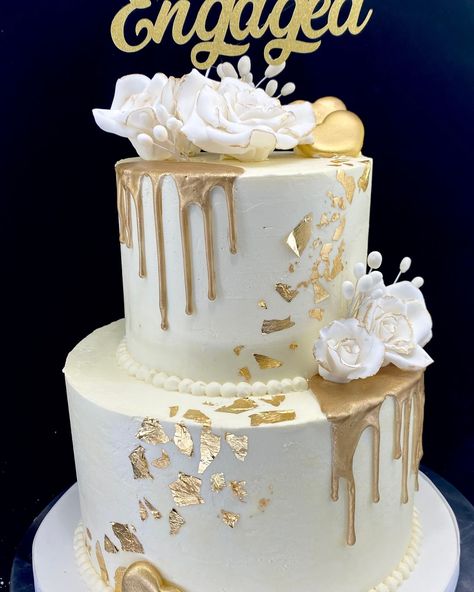 Cake Ideas 50th Birthday Women, White And Gold Two Tier Cake, Gold And White Cakes, Wedding Cake Designs Elegant Gold, Bday Cakes For Women Beautiful, Cream And Gold Cake, White And Gold Cakes, Elegant Graduation Cakes, White And Golden Cake