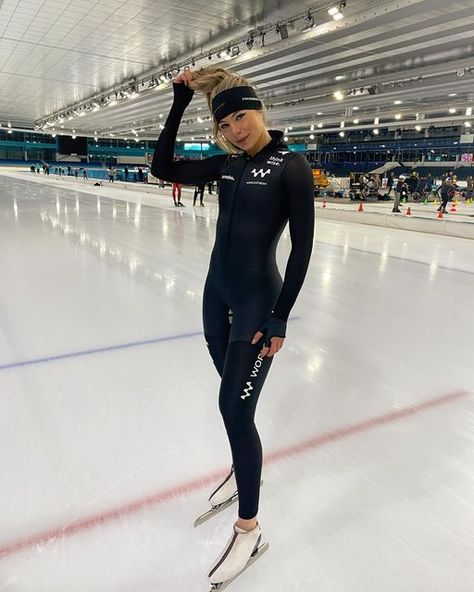 Jutta Leerdam on Instagram: "Back in @team_worldstream_corendon suit & @wearethinkwise on my shoulder again. 🤩🖤✨" Skate Outfits, Speed Skating Women, Speed Skating, Speed Skates, Skater Girl, Sport Body, Skating Outfits, Photography Poses Women, Hot Outfits