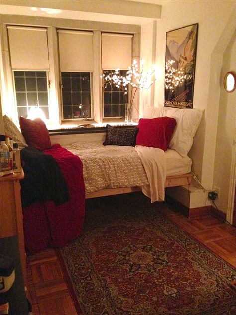 Red Dorm Room Ideas, Red Dorm Room, Dorm Rooms College, Rooms Cute, Red Dorm, College Dorm Room Inspiration, Senior Apartments, Dorm Design, Pretty Houses