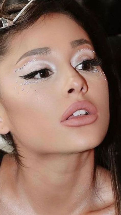 Pearl Makeup Looks, Edc Makeup, Black Swan Makeup, Ballet Makeup, Pearl Makeup, Cartier Event, Disco Makeup, Gem Makeup, Ariana Grande Makeup