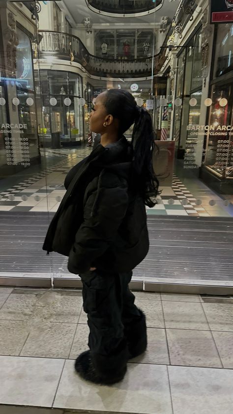 Black Winter Fits, Y2k Puffer Jacket Outfit, Y2k Black Outerwear For Streetwear, Opiumcore Female Outfits, Opiumcore Outfits Winter, Opiumcore Aesthetic, Black Y2k Style Streetwear Outerwear, Afro Punk Outfits, Aesthetic Outfits Y2k