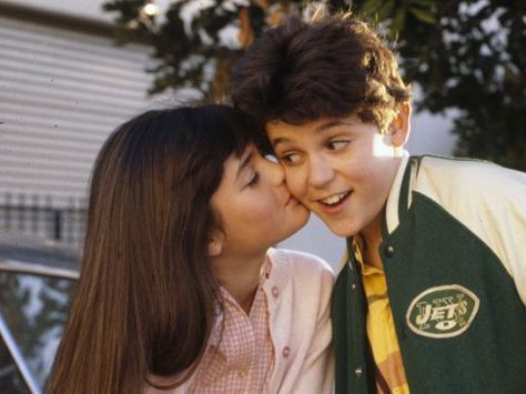 Kevin Arnold & Winnie Cooper (The Wonder years) Kevin Arnold, Winnie Cooper, Fred Savage, Cory And Topanga, The Wonder Years, Booth And Brennan, Lucy And Ricky, Danica Mckellar, Best Tv Couples