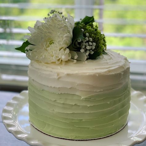 Green Ombre Birthday Cake, Pastel Green Cake Simple, Ombre Green Cake, Green Cake With Flowers, Green Cake Ideas Simple, Green Cake Design Simple, Green Theme Cake, Sage Green Birthday Cake, Light Green Cake