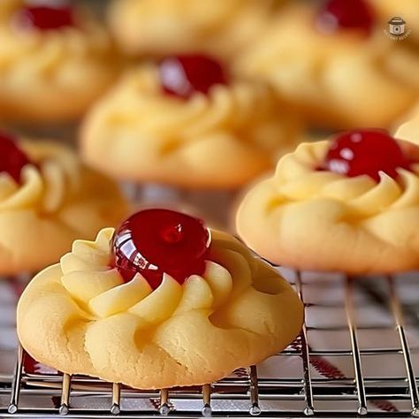 Simple Christmas Treats, Shortbread Christmas Cookies, Christmas Shortbread Cookies, Shortbread Christmas, Easy Shortbread Cookie Recipe, Classic Holiday Desserts, Shortbread Cookies Recipe, Shortbread Cookies Christmas, Shortbread Cookies Easy