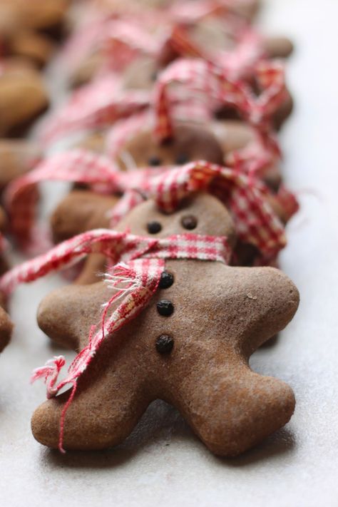 Gingerbread Ornaments Recipe, Cinnamon Salt Dough Ornaments, Cinnamon Salt Dough, Cinnamon Dough, Salt Dough Christmas Ornaments, Scented Ornaments, Salt Dough Recipe, Cinnamon Ornaments, Gingerbread Christmas Decor