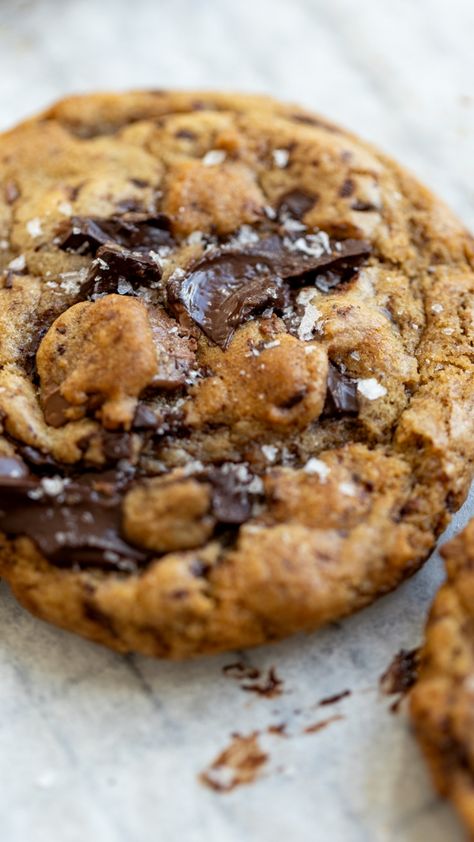 A sweet and chewy cookie with a subtle gooey centre, scented with cardamom and the most divine browned butter. These might just be your new favourite. Cardamom Cookies Recipe, Cardamom Cookies, Brown Butter Cookies, Browned Butter, Chocolate Chunk, Chocolate Chunk Cookies, Frozen Treat, Candy Desserts, Chewy Cookie