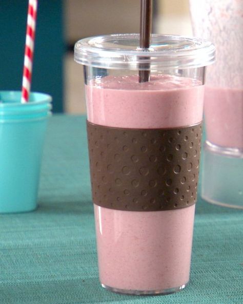 Oatmeal Smoothies: putting raw oatmeal in your smoothie is a great way to get your fiber Banana Oat Smoothie, Raspberry Oatmeal, Oatmeal Smoothie, Oatmeal Smoothie Recipes, Martha Stewart Recipes, Oat Smoothie, Vitamix Recipes, Low Fat Yogurt, Milk Shakes