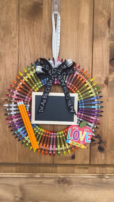 Crayon Wreath, Teacher Wreaths, Appreciation Gifts Diy, Teacher Appreciation Gifts Diy, Teacher Craft, Teachers Diy, School Teacher Gifts, Diy Teacher Gifts, Classroom Crafts