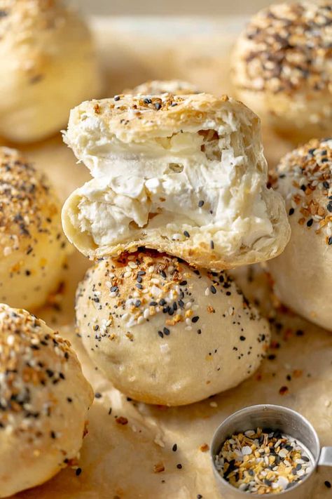 Everything Bagel Bites, Bagel Bites Recipe, Cheese Bites Recipe, Heathy Snack, Easy Breakfast Options, Spicy Chicken Sandwiches, Bagel Bites, Bagel Cream Cheese, Bagel Recipe