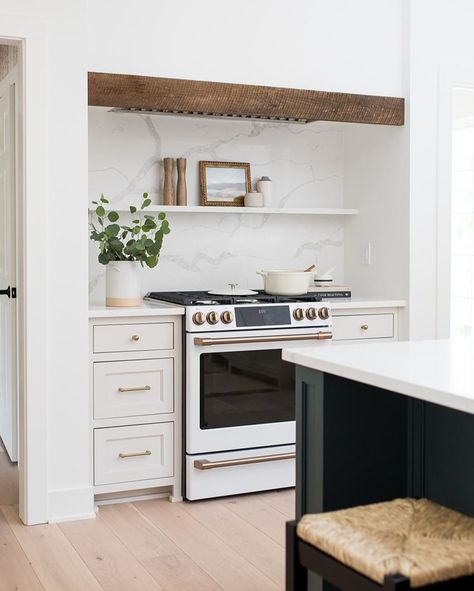 Wildwood Designs Inc on Instagram: “Can we officially call these little recessed range/hood situations a range nook? That sounds good right? 🤔⠀⠀⠀⠀⠀⠀⠀⠀⠀ ⠀⠀⠀⠀⠀⠀⠀⠀⠀…” Timeless White Kitchen, Transitional Interior Design Style, Dream Kitchen Design, Kitchen With Open Shelving, Top Kitchen Trends, Transitional Interior Design, Dream Kitchens Design, Timeless Kitchen, Open Kitchen Shelves