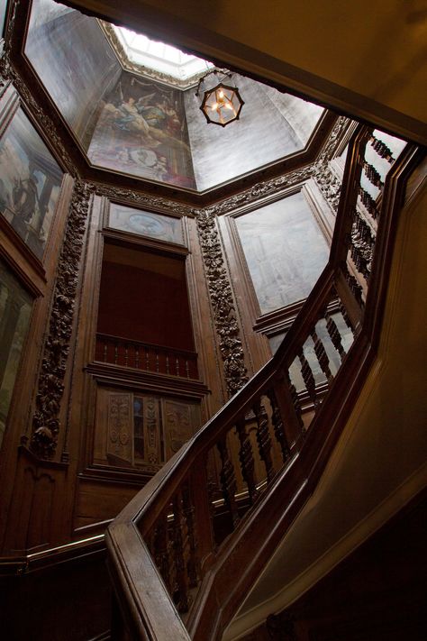 Hopetoun House stairway (2) | Hopetoun House is the residence of the Earl of Hopetoun who still lives in the house. It is found on the south bank of the Forth, west of South Queensferry. Hopetoun House Wedding, Wealden Hall House, Clifton Bristol Houses, French Manor House, Carondelet House Wedding, Wollerton Old Hall, Scotland Castles, South Bank, Castle House