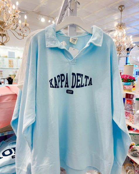 ALL NEW 🩵 This polo sorority sweatshirt is an absolute favorite! Come and get it today, they are going fast! Cute Sorority Merch, Sorority Merch Ideas, Greek Toga, Spring Recruitment, Kappa Delta Sorority, Sorority Pr, Sorority Shirt Designs, Big Lil, Delta Sorority