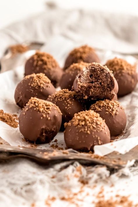 Gingerbread Truffles, Food Polls, Sweet Truffles, Truffle Recipes, Gingerbread Ideas, Christmas Truffles, Homemade Truffles, Christmas Treats Boxes, Christmas Cookies Gift