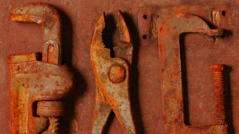 Cleaning Rusty Tools, Rusty Tools, Homemade Toilet Cleaner, Remove Rust, Cleaning Painted Walls, Rust Removal, Rust Removers, Glass Cooktop, Rusted Metal