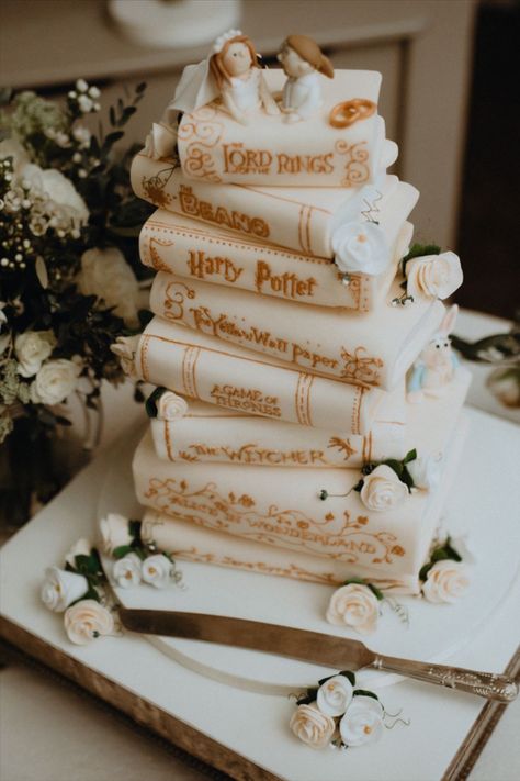 Harry Potter Themed Wedding Cake, Wedding Cakes Harry Potter, Wedding Cakes Nerdy, Wedding Cakes Fairytale, Fantasy Wedding Cake Ideas, Wedding Cake Lord Of The Rings, Harry Potter Wedding Cake Ideas, Harry Potter Lord Of The Rings Wedding, Harry Potter Cake Wedding