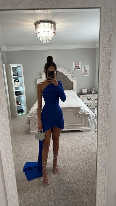 Medium Dresses Formal, Blue Princess Prom Dress, Dresses To Wear To Graduation, Blue Graduation Dress, Midi Gown, Tight Prom Dresses, Midi Gowns, Dance All Night, Plus Size Fall Outfit