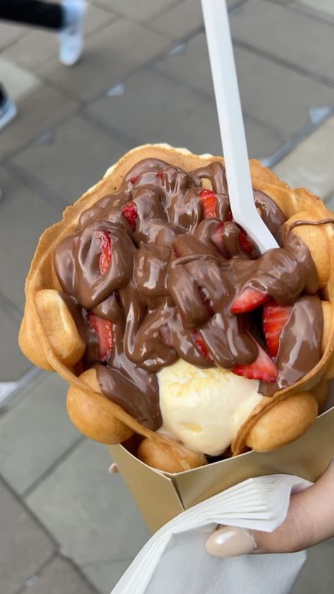 Bubble Waffle, Food Babe, Easy Baking Recipes Desserts, Yummy Comfort Food, Think Food, Sweet Snacks Recipes, Delicious Snacks Recipes, Easy Baking Recipes, Food Obsession