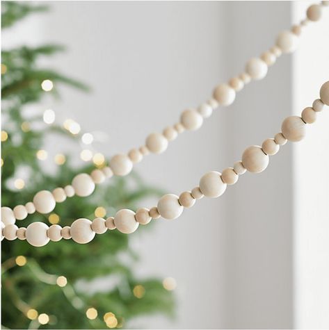 Joululahjat Diy, Diy Christmas Decorations For Home, Wood Beads Diy, Diy Christmas Garland, Scandinavian Christmas Decorations, Minimal Christmas, Wooden Bead Garland, Christmas Tree Garland, Christmas Potpourri