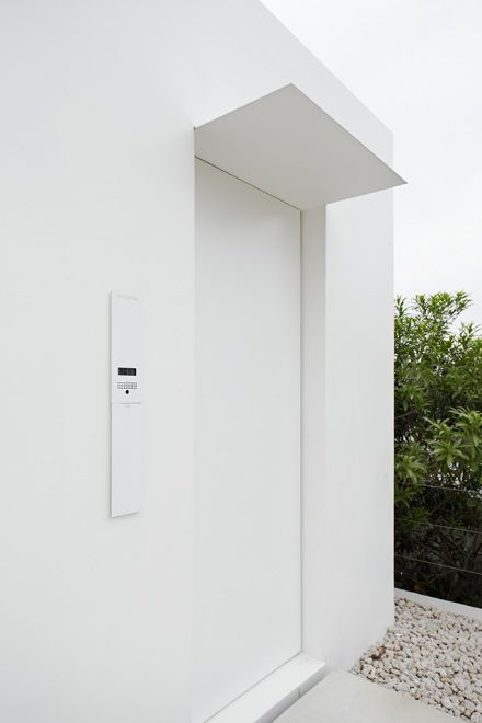 Jonathan Savoie Entry Overhang, White Entry Door, Entrance Awning, Elevated Lifestyle, Door Minimalist, Traditional Minimalist Home, Mexican Minimalist Decor, Basement Door, Beautiful Entrance