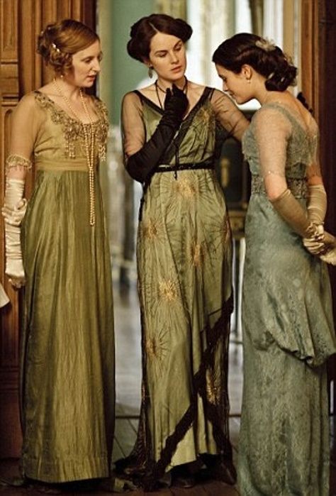 Downton Abbey...rare shot where the 3 dresses are equally gorgeous. Usually Mary wears the best frock. Downtown Abbey Fashion, Downton Abbey Costumes, Downton Abbey Dresses, Lady Sybil, Downton Abbey Fashion, Downton Abby, Michelle Dockery, 파티 드레스, Lady Mary