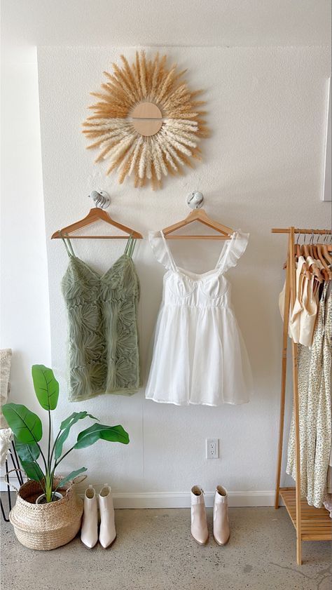 Pop Up Store Design Ideas Clothing, Cute Shop Interior, Boho Boutique Ideas, Clothing Boutique Decor, Botique Interiors, Boutique Layout, Boutique Store Displays, Boho Store, Boutique Boho