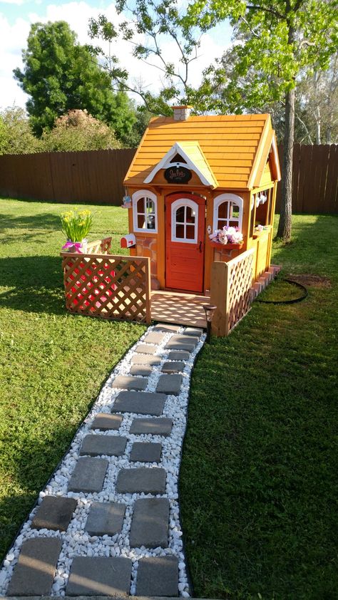 Toddler playhouse with porch diy Playhouse Exterior Ideas, Play Houses For Kids Outdoor, Playhouse Outdoor Diy, Outdoor Playhouse Interior Ideas, Diy Playhouse Outdoor, Outdoor Playhouse Interior, Diy Kids Playhouse, Playhouse Diy, Playhouse Decor