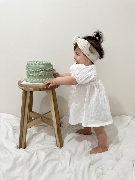 Vintage cake, 1st birthday vibes Timeless 1st Birthday Photos, Traditional First Birthday Party, Vintage 1st Birthday Girl, Vintage First Birthday Girl, Vintage Smash Cake, Simple 1st Birthday Photoshoot, Simple 1st Birthday, Vintage 1st Birthday, Vintage First Birthday