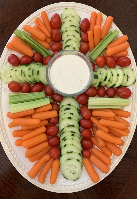 Easter Themed Veggie Tray, Cross Veggie Tray Ideas, Easter Meals Ideas Dinners Healthy, Cross Veggie Tray, Healthy Easter Appetizers, Communion Party Food, Easter Themed Food Appetizers, Easter Veggie Tray Ideas, First Communion Food Ideas