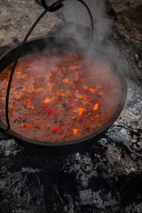 Campfire Cowboy Chili & Cornbread — Under A Tin Roof Food On Fire, Glamping Food, Campfire Chili, Cowboy Chili, Campfire Foods, Cowboy Food, Camp Meals, Chili Cornbread, West Aesthetic