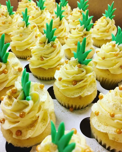 Cupcake Hawaiian Theme, Pineapple Cupcake Cake, Pineapple Decorated Cupcakes, Hawian Theme Cupcakes, Luau Theme Cupcakes, Fruit Birthday Cupcakes, Hawaiian Party Cupcakes, Hawaii Themed Cupcakes, Palm Tree Cupcakes