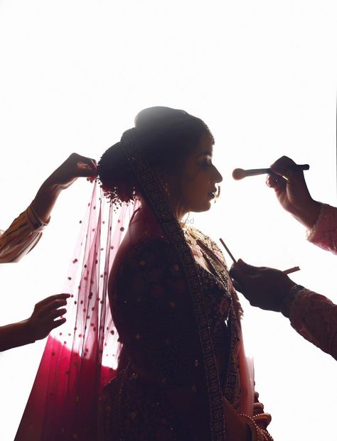 Bride Makeup Shoot Poses, Bridal Makeup Shoot Ideas Photoshoot, Makeup Shots Wedding, Bride Making Photography, Bride Mekup Pose, Indian Wedding Creative Photography, Bride Mekup Shoot, Bride Makeup Shoot Ideas Photoshoot, Bridal Makeup Poses