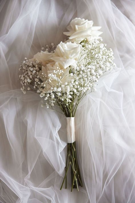 Simple Wedding Bouquets, Bridesmaid Bouquet White, Simple Bride, Bridal Bouquet Flowers, White Wedding Bouquets, Dream Wedding Ideas Dresses, White Bouquet, Flower Bouquets, Bridesmaid Flowers