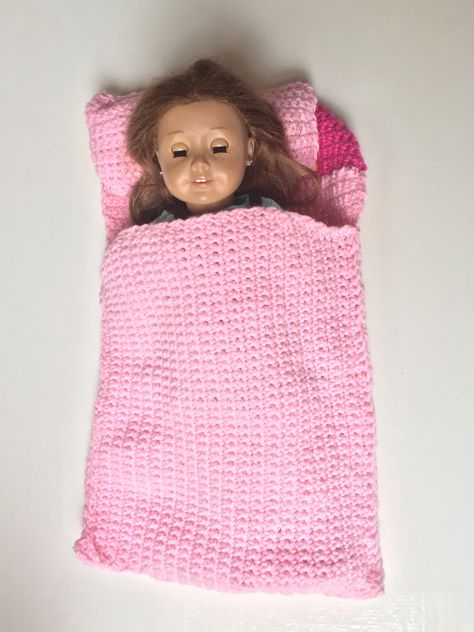 Crochet Doll Blanket, Crochet Sleeping Bag, Crochet Baby Doll, Crochet Doll Clothes Free Pattern, Doll Sleeping Bag, Baby Doll Bed, Crochet Doll Clothes Patterns, American Girl Crochet, Doll Blanket