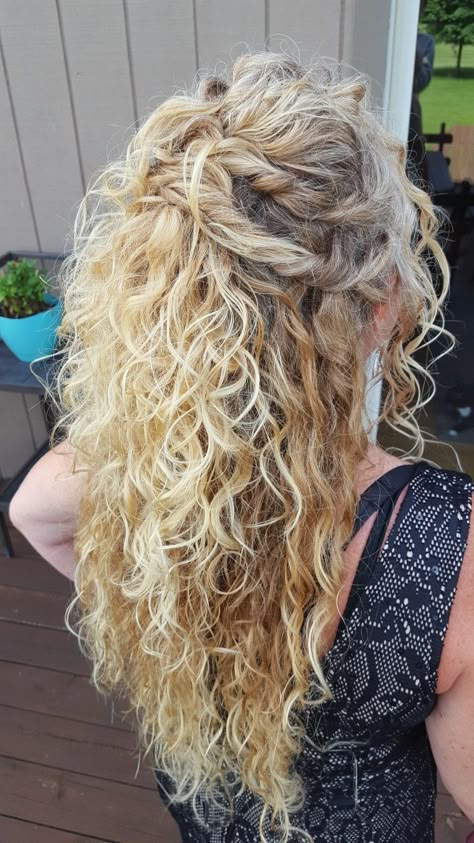 Half Updo Curly Hairstyles, Wedding Hair Down Curly Natural, Bridesmaid Half Up Half Down Hair Naturally Curly, Hairstyle Curls Wedding, Natural Curly Hair Half Up, Natural Curl Half Up Half Down Wedding, Wispy Bridesmaid Hair, Half Updo Curly Hair Natural, Wedding Hairstyles Natural Curls