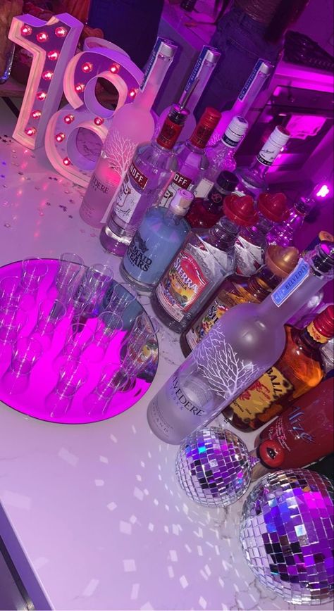 Alcoholic Drinks For A Party Aesthetic, Party Drinks Aesthetic, 18th Birthday Food, 18th Bday Party Themes, Drinking Snacks, Minuman Vodka, Alcoholic Party, Drinking Ideas, Drinking Food