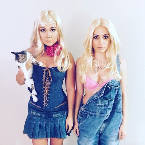 75 Halloween Costumes For Women That Are Seriously GENIUS 2000 Halloween Costumes, Costumes For Best Friends, Paris Hilton And Nicole Richie, Twin Costumes, Easy Halloween Costumes For Women, Paris And Nicole, Bff Halloween Costumes, Diy Halloween Costumes For Women, Diy Halloween Costumes Easy