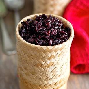 Black sticky rice is a delicious whole-grain alternative to white rice, whether jasmine or sticky, which is the norm in Thailand. Black Sticky Rice Recipe, Sticky Rice In Rice Cooker, Rice In Rice Cooker, Black Sticky Rice, Chinese Sticky Rice, Easy Thai Recipes, Sticky Rice Cakes, Sweet Sticky Rice, Corn Rice