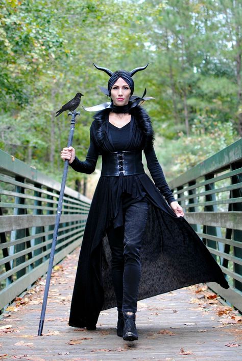 15 Best All Black Halloween Costume Ideas - DIY All Black Costumes Maleficent Costume Diy, All Black Costumes, All Black Halloween Costume, Maleficent Halloween Costume, Black Dress Halloween Costume, Maleficent Cosplay, Dark Costumes, Black Halloween Costumes, Kostum Halloween