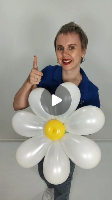 Flower Balloon Column, Ballon Flower Tutorial, Balloon Hairstyles, Balloon Flowers Diy Tutorials, Balloon Flower Tutorial, Easy Balloon Centerpieces, Diy Balloon Centerpieces, Balloon Flower Bouquet, Flower Balloons Diy