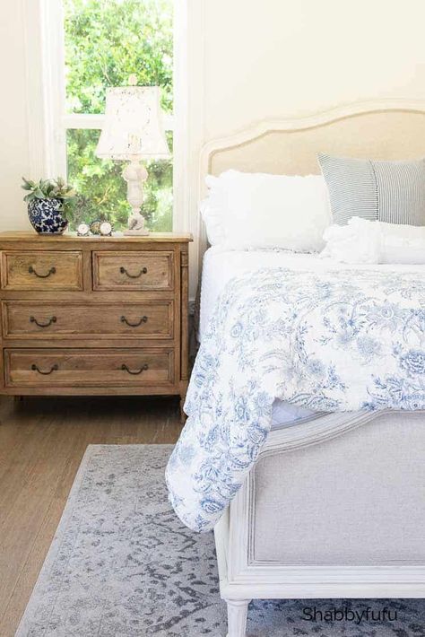 French Country Rug, Muebles Shabby Chic, Bedroom Decorating Tips, Bedroom Country, Summer Tips, Summer Bedroom, Modern French Country, French Country Bedrooms, French Bedroom