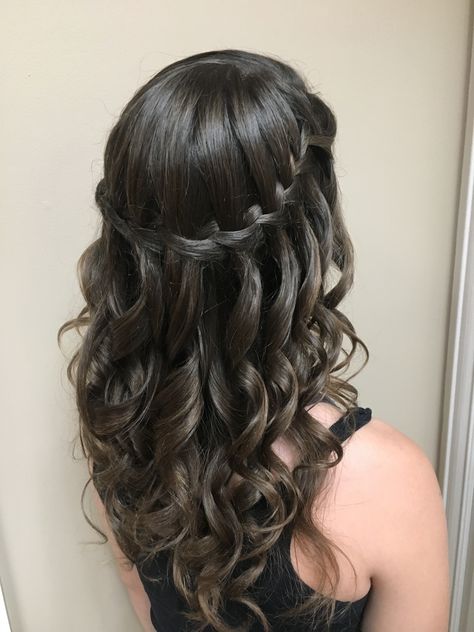 Matric Farewell Hairstyles Long Hair, Matric Farewell Hairstyles, Prom Hairstyles Black Hair, Grad Pic Hairstyles, Peinados Para Graduacion Sueltos, Prom Night Hairstyle, Debs Hairstyles, Grad Hairstyles, Junior Bridesmaid Hair