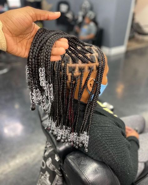 Knotless Shoulder Length Braids With Beads, Breads With Beads, Shoulder Length Box Braids With Beads, Shoulder Length Knotless Braids, Shoulder Length Box Braids, Knotless Braids With Beads, Hair Parting, Short Box Braids Hairstyles, Long Sleeve Ball Gowns