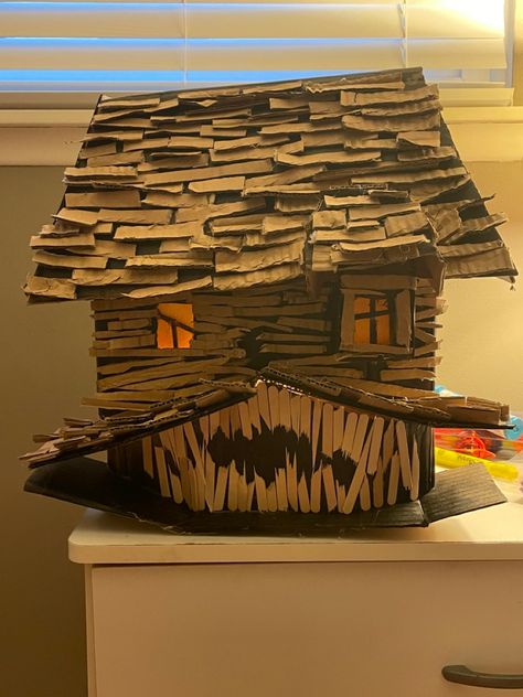 Haunted House Miniatures, Model Haunted House, Haunted House School Project, Halloween Crafts Cardboard, Halloween Crafts With Cardboard, Diy Monster House, Diy Haunted House Ideas For Kids, Monster House Decoration, Monster House Halloween Decoration